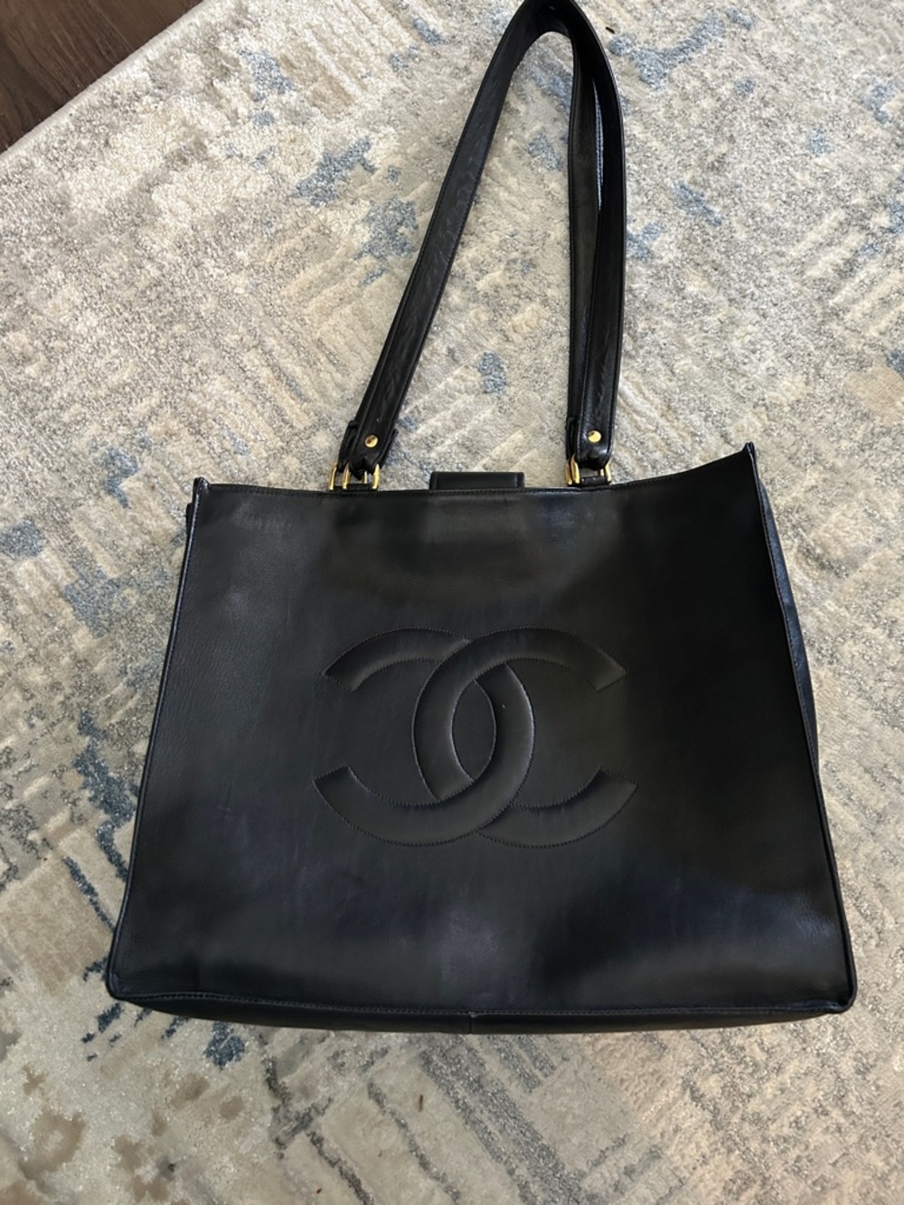 434. CHANEL Black CC Leather Shoulder Tote - Picture 2 of 6